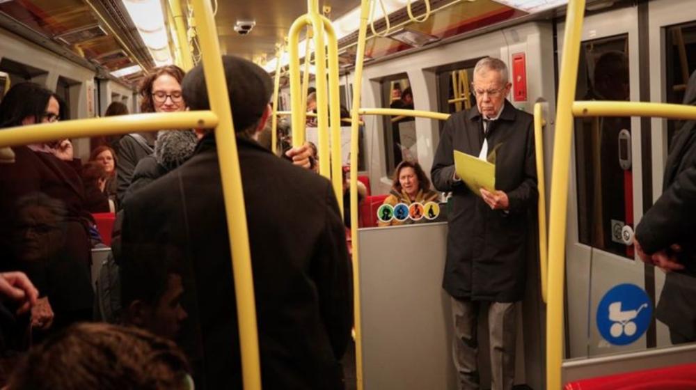 KAO I SAV OBIČAN SVET: Predsednik Austrije ponovo uslikan kako se vozi metroom u Beču! Sve vreme je stajao pored vrata i listao papire! (FOTO)