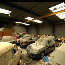 KAO IZ FILMOVA APOKALIPSE: Napušteni salon SAAB automobila krije neprocenjivo BLAGO (VIDEO)