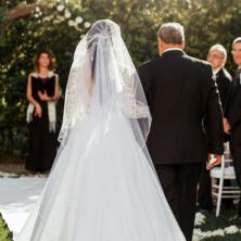 KAO PLESAČICA Haljina gošće na venčanju izazvala pravi haos na internetu: Primereno obučena ili IPAK NE?