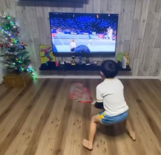 KAO PRESLIKANO: Pogledajte kako je mali Japanac skinuo pokrete Rodžera Federera (VIDEO)