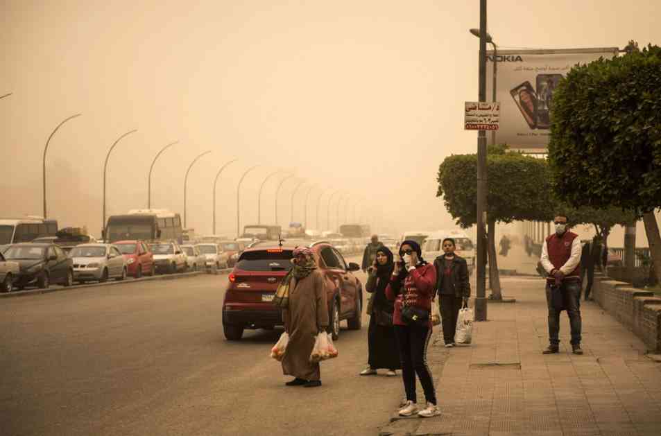 KAO SUDNJI DAN: Peščana oluja titnji Kairom, bez maski ne može da se diše! (FOTO, VIDEO)