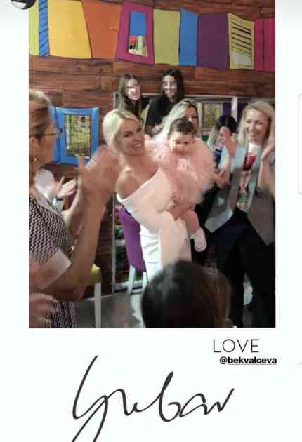 KAO U BAJCI! Nataša Bekvalac proslavila prvi rodjendan ćerke Katje! Devojčica u romantičnoj haljinici od perja! Pogledajte fotke sa zabave!