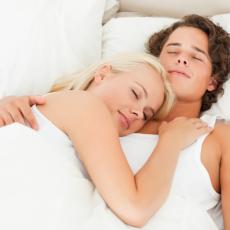KAŠIKA, JODA ILI ČVOR: Šta poza u kojoj spavate sa partnerom otkriva o vašoj vezi?