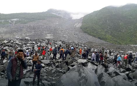 KATASTROFA U KINI Odlomio se deo planine i pao na selo, 140 ljudi ZATRPANO POD KAMENJEM (FOTO)