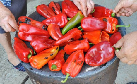 KAZNE ZBOG AJVARA: Ko u Skoplju peče paprike na otvorenom, mora da plati 50 evra!