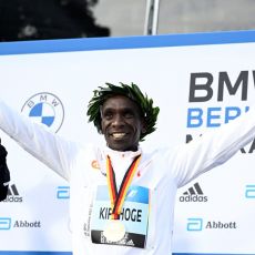 KENIJAC NASTAVLJA DA POSTAVLJA STANDARDE: Kipčoge svetskim rekordom slavio na maratonu u Berlinu