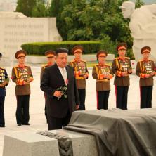 KIM DŽONG UN ODAO POŠTU PALIM KINESKIM DRUGOVIMA: Posetio groblje ratnika poginulih u Otadžbinskom ratu za Koreju