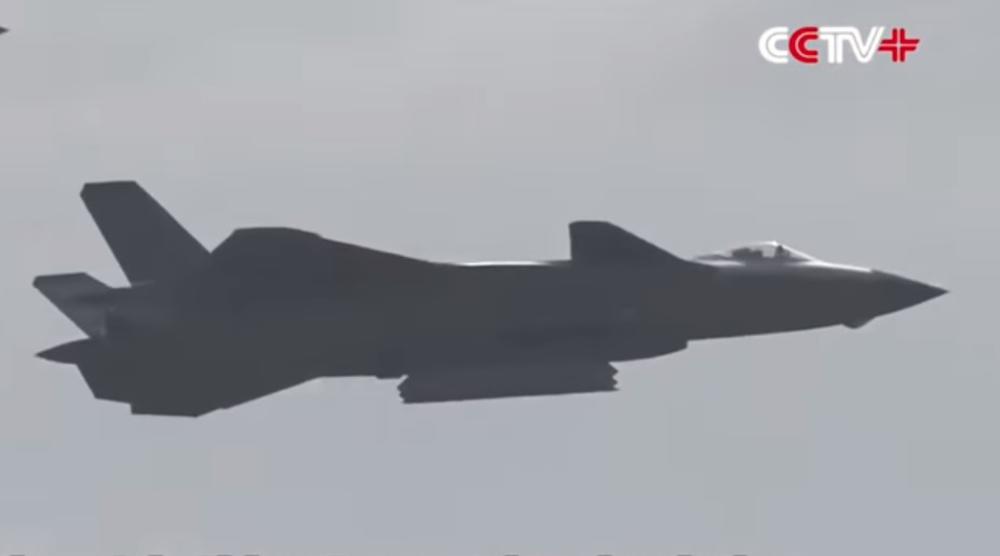 KINEZI SE HVALE PRED AMERIMA: Pokazali nove projektile smeštene u MOĆNIM J-20 borbenim avionima! (VIDEO)