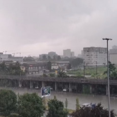 KIŠA POTOPILA ZAGREB! Poplavljene ulice i podrumi, stabla padala na parkirana kola (VIDEO)