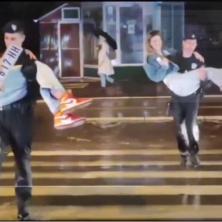 KO KAŽE DA JE KAVALJERSTVO IZUMRLO?! Policajci iz Novog Sada oduševili celu naciju (VIDEO)