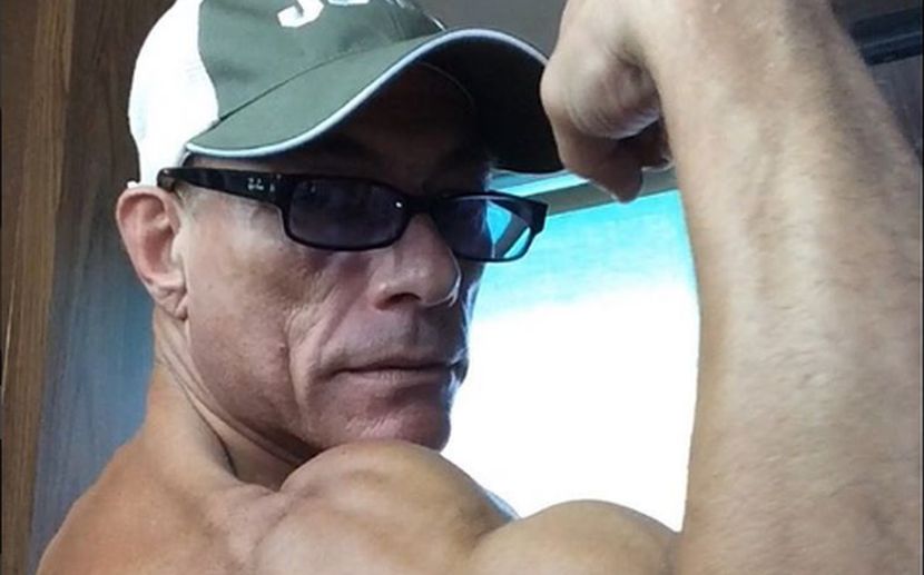 KO SME DA MU IZAĐE NA CRTU? Žan Klod Van Dam (56) pokazao biceps kojim bi postideo i najveće snagatore (FOTO)