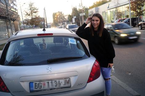 KO TI DADE VOZAČKU?! Danijela (20) na automobilu nosi slovo P, evo kako joj ono pomaže, a zbog čega je drugi vozači PSUJU