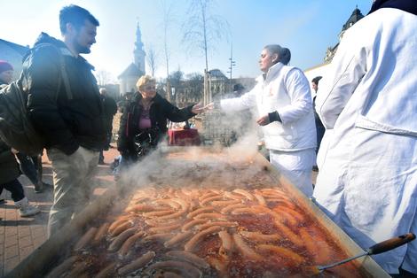 KOBASICA OD DVA KILOMETRA Promocija Turijske kobasicijade u Novom Sadu