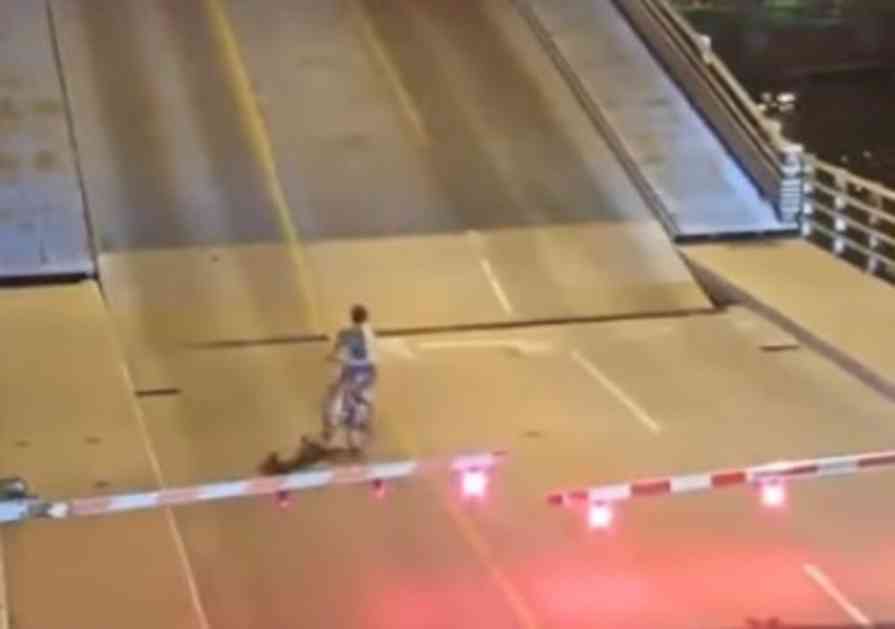 KOBNI PRELAZAK REKE: Amerikanka je mislila da je brža od pokretnog mosta, imala je LUDU SREĆU, sekunde je delile od smrti! (VIDEO)