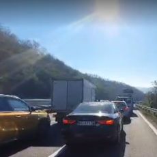 KOLAPS KOD BUBANJ POTOKA! Automobili mile, kolona duga kilometrima na izlazu iz Beograda (VIDEO)