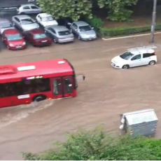 KOLAPS U BEOGRADU: Nakon pljuska - ulice postale reke, automobili plivaju! (VIDEO)