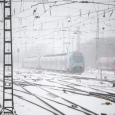 KOLAPS U NEMAČKOJ: Snežna oluja okovala zemlju, vozovi ne idu, veliki broj sudara - poslat apel građanima (FOTO/VIDEO)