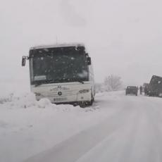 KOLAPS na putevima Srbije! Sneg napravio HAOS, autobusi, kamioni i automobili proklizavaju na sve strane (VIDEO)