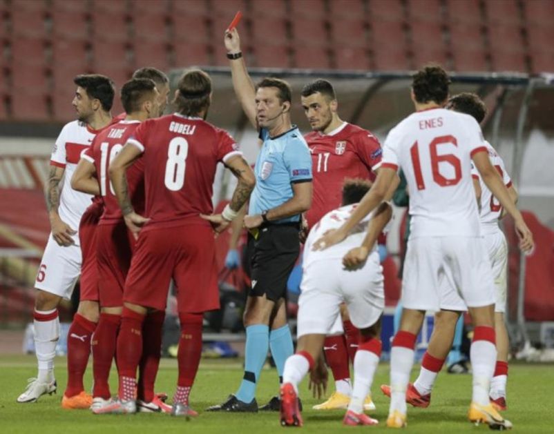 KOLAROV POCRVENEO ZA 5 MINUTA: Zbog ova dva poteza kapitena, Srbija ostala sa 10 fudbalera protiv Turske (VIDEO)