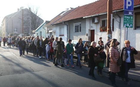 KOLONE NA DORĆOLU Više stotina ljudi na ulici čeka u redovima samo ZBOG OVOGA (VIDEO)