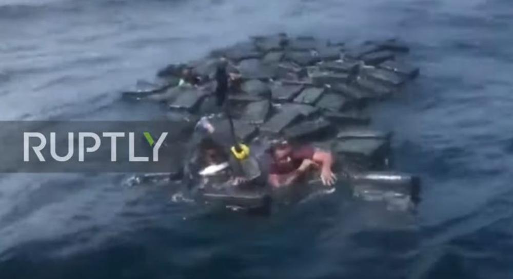 KOLUMBIJCI ŠVERCOVALI 1,2 TONE KOKAINA, PA DOŽIVELI BRODOLOM: Mornarica ih zatekla kako plutaju među paketima droge! (VIDEO)