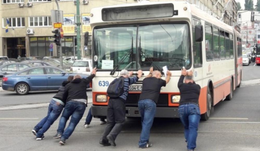 KOMIČNA SLIKA IZ CENTRA SARAJEVA: Trolejbus stao nasred raskrsnice, pa se građani dali u akciju!