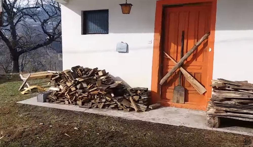 KOMŠIJE NE PRILAZE, OKREĆU GLAVU: Ovako izgleda kuća ubice Edina Gačića, a evo šta je u njoj pronađeno (VIDEO)