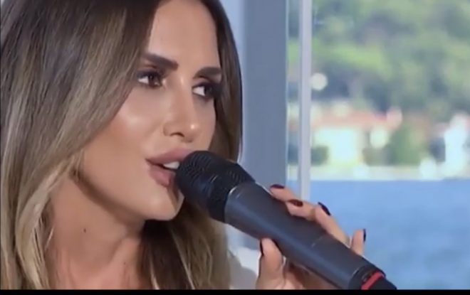 KONAČNO DA JE ČUJEMO UŽIVO! Emina na turskoj nacionalnoj televiziji otpevala narodnjak ‘Žute dunje’! Poslušajte! (VIDEO)