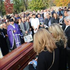 KONAČNO JE SA SVOJIM GAGOM: Najpotresniji momenat sa sahrane Milene Dravić, niko nije ZADRŽAO SUZE