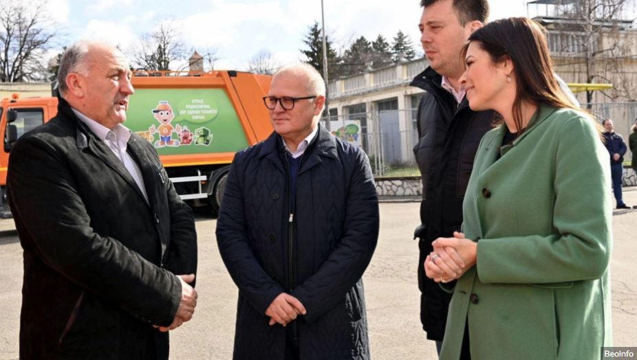 KORISNA DONACIJA – Grad Beograd poklonio opštini Sjenica kamion za odnošenje smeća