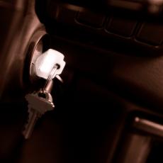 KORISNI SAVET: Ovako ćete brzo OTVORITI vrata ako ste zaključali i ZABORAVILI ključ u autu! (VIDEO)