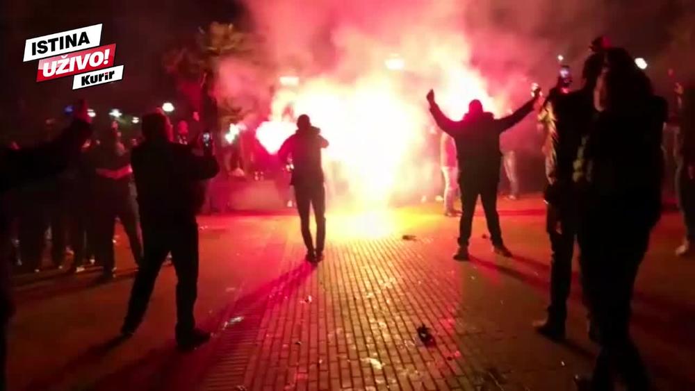 KOSOVO JE SRBIJA: Grmljavina Delija ispred stadiona Napolija uz bakljadu! (KURIR TV)