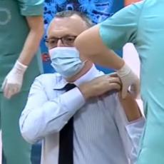 KOVID MODNI HIT: Ministar privukao pažnju specijalnim stajlingom za imunizaciju (VIDEO)