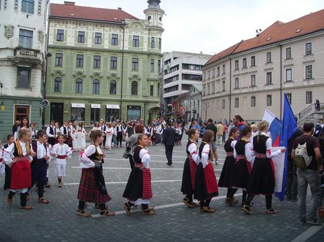 KOZARAČKO KOLO U CENTRU LJUBLJANE Tradicionalno okupljanje Srba u prestonici Slovenije