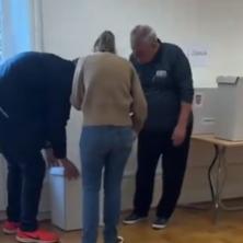 KRADU IZBORE NASRED ZAGREBA! Sraman potez hrvatske vladajuće stranke: HDZ-ovac namešta glasačke kutije na biračkom mestu (VIDEO)