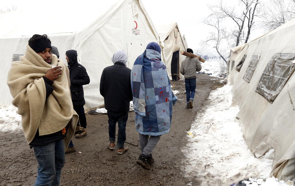 KRAJ DRAME U VUČJAKU, MIGRANTE PREMEŠTAJU U KASARNU: Komunalci će ukloniti šatore i očistiti prostor da se bi vratili!