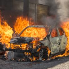 KRALA U PRODAVNICI, A DECA JOJ UMALO IZGORELA: Auto sa mališanima se zapalio - usledila neviđena drama