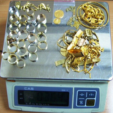 KRALJEVSKA ZAPLENA U ATINI Policija u jednoj kući pronašla 700 kilograma ukradenog nakita, zlata i 100.000 evra