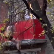 KRENUO U ŠVALERACIJU PA ZAMALO GLAVU IZGUBIO! Uspaničeni muškarac u gaćama bežao kroz terasu, dok mu je ljubavnica bacala odeću (VIDEO)