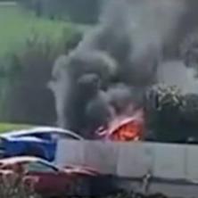 KRIVINA IH ZAMALO UBILA! Dvojica turista DIVLJALA ferarijima, izgubili kontrolu nad vozilom pa poleteli - od siline udara zabili se u ZID (VIDEO)