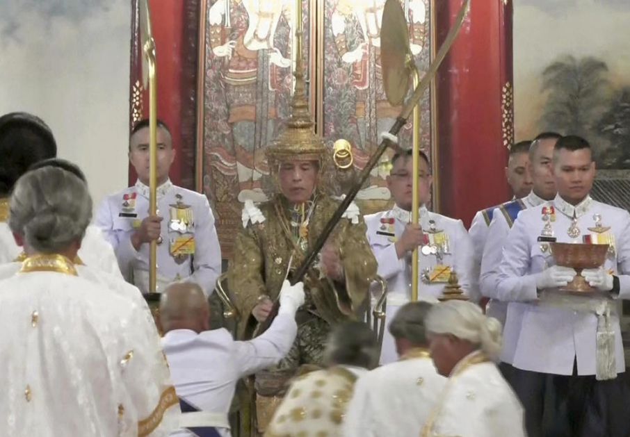 KRUNISAN NOVI KRALJ TAJLANDA: Nosio krunu staru 200 godina, optočenu dijamantima, a ovo je prva stvar koju je uradio pošto je stupio na tron! (FOTO, VIDEO)