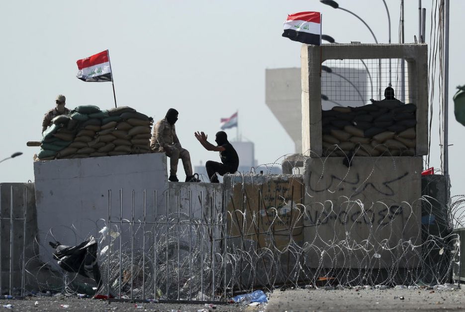 KRVAVI PROTESTI U BAGDADU: Poginulo 5, ranjeno 60! Demonstranti prešli most koji vodi do sedišta vlade!