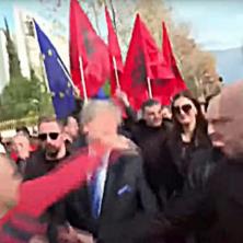 KULJAJU TENZIJE U TIRANI: Dramatičan incident u centru grada - bivši predsednik Albanije dobio PESNICU u glavu (VIDEO)