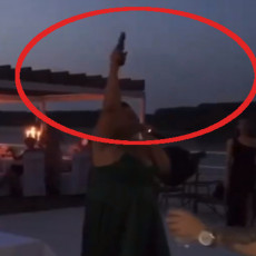 KUMA PODIGLA ATMOSFERU: Neverovatan snimak sa srpske svadbe, uzela mikrofon i ispalila šest metaka (VIDEO)