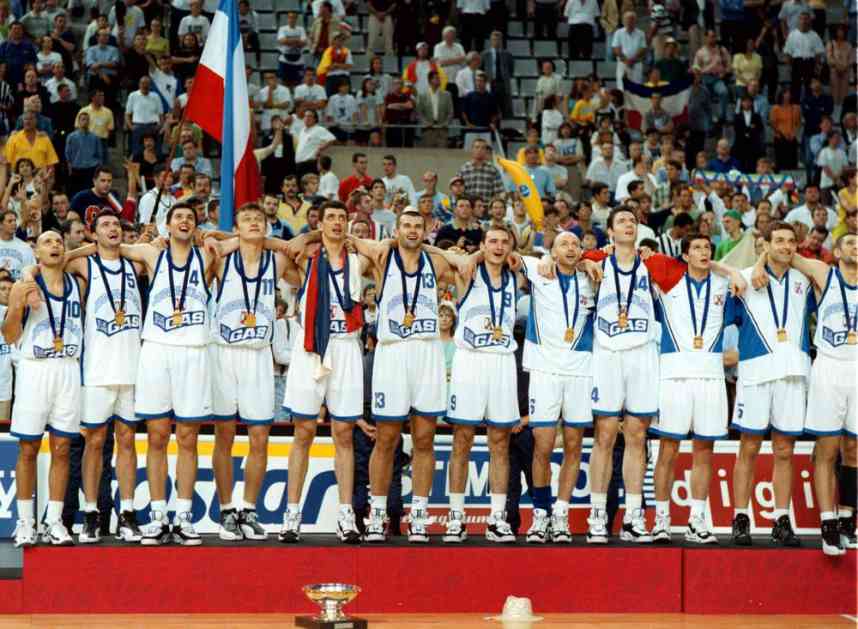 (KURIR TV) 20 GODINA OD ZLATA I SALETOVE TROJKE HRVATIMA: Legendarna ekipa se setila titule Barseloni, pa uz Mutinu izreku ispratila Srbiju na Evrobasket!