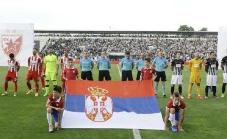 (KURIR TV) GRMELO BOŽE PRAVDE: Evo kako su navijači Partizana i Zvezde otpevali himnu Srbije
