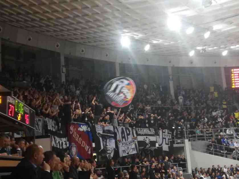 (KURIR TV) GROBARI U TRANSU: Pogledajte slavlje navijača Partizana u poluvremenu finala sa Zvezdom