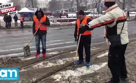 (KURIR TV) Korisnici socijalne pomoći čiste sneg na ulicama Beograda