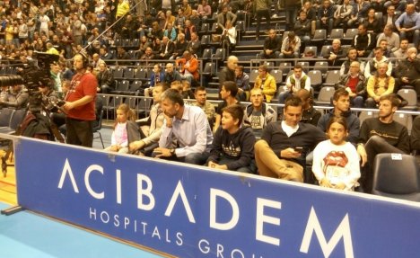 (KURIR TV) PODRŠKA CRNO-BELE PORODICE: Fudbaleri Partizana bodre košarkaše u meču sa Cibonom