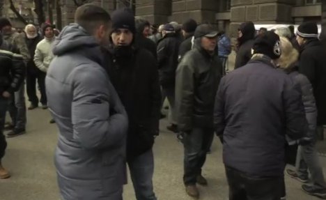 (KURIR TV) DVA SKUPA U ISTO VREME U NEMANJINOJ: Protesti uz Svilen konac, Marš na Drinu, Buđav lebac